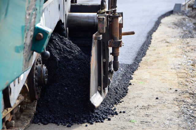 Trwa układanie podbudowy zasadniczej z betonu asfaltowego na ul. Sikorskiego