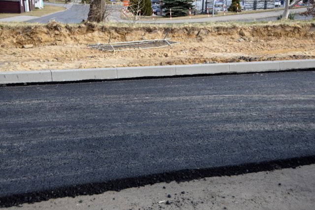 Trwa układanie podbudowy zasadniczej z betonu asfaltowego na ul. Sikorskiego