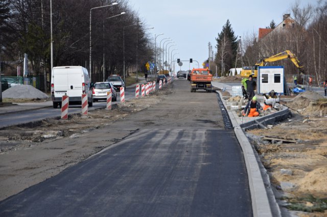 Trwa układanie podbudowy zasadniczej z betonu asfaltowego na ul. Sikorskiego