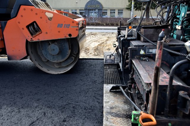 Trwa układanie podbudowy zasadniczej z betonu asfaltowego na ul. Sikorskiego