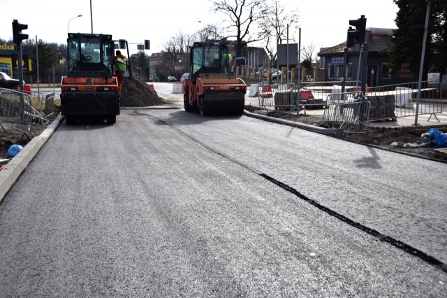 Trwa układanie podbudowy zasadniczej z betonu asfaltowego na ul. Sikorskiego