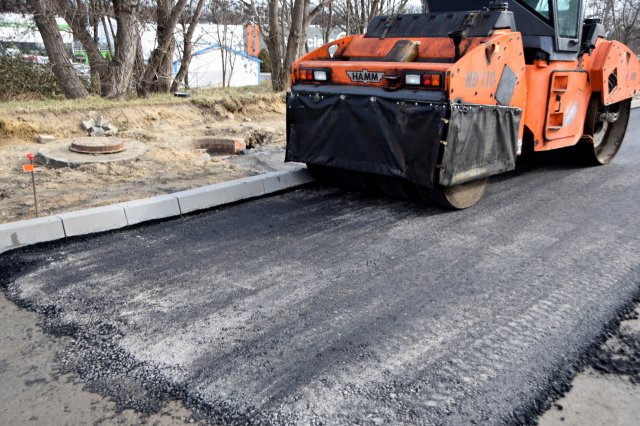 Trwa układanie podbudowy zasadniczej z betonu asfaltowego na ul. Sikorskiego