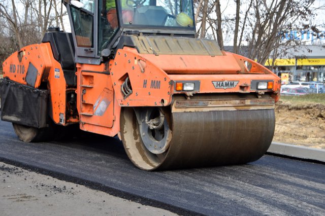 Trwa układanie podbudowy zasadniczej z betonu asfaltowego na ul. Sikorskiego