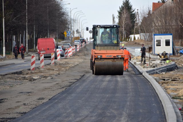 Trwa układanie podbudowy zasadniczej z betonu asfaltowego na ul. Sikorskiego