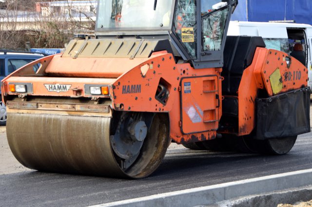 Trwa układanie podbudowy zasadniczej z betonu asfaltowego na ul. Sikorskiego