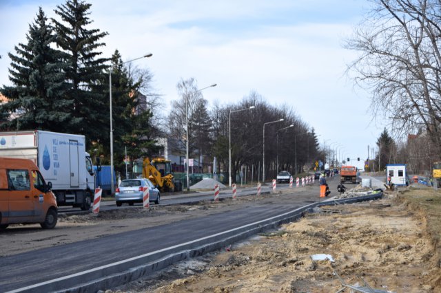 Trwa układanie podbudowy zasadniczej z betonu asfaltowego na ul. Sikorskiego