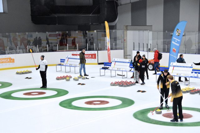 Zawody w curlingu