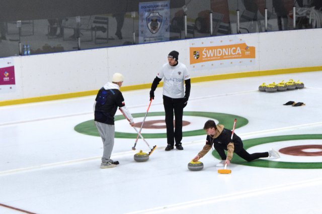 Zawody w curlingu