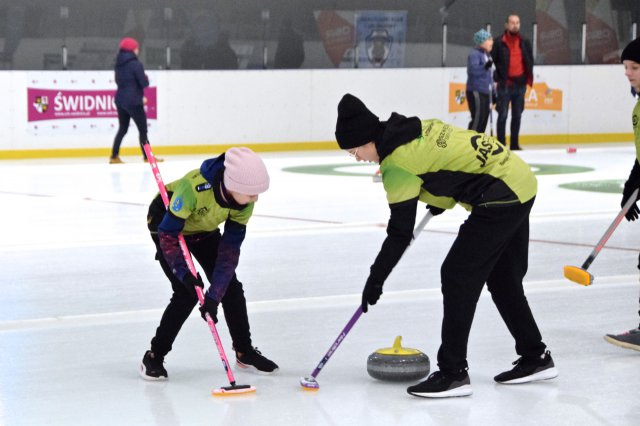 Zawody w curlingu