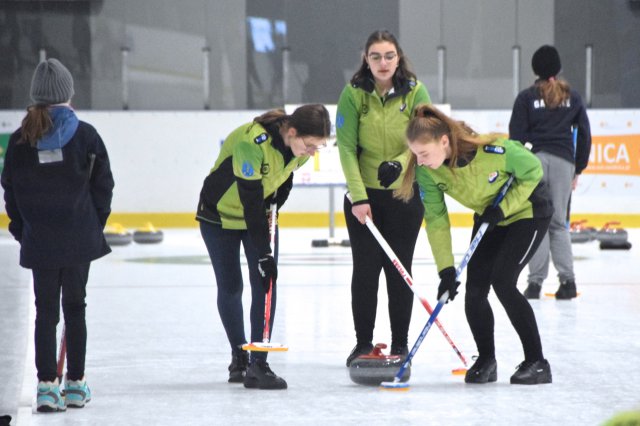 Zawody w curlingu