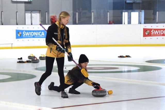 Zawody w curlingu
