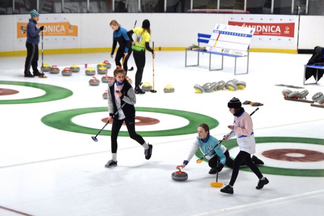 Zawody w curlingu