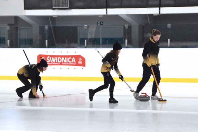 Zawody w curlingu