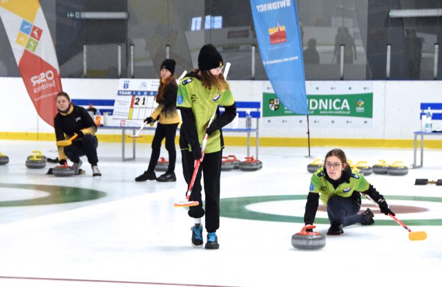Zawody w curlingu