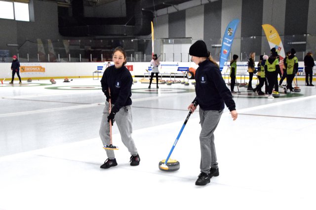 Zawody w curlingu