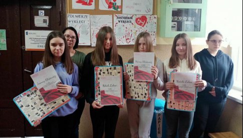 [FOTO] Uczniowie SP w Olszanach wzięli udział w konkursie poświęconym żołnierzom wyklętym