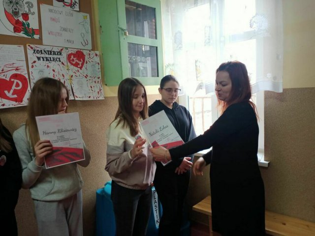 [FOTO] Uczniowie SP w Olszanach wzięli udział w konkursie poświęconym żołnierzom wyklętym