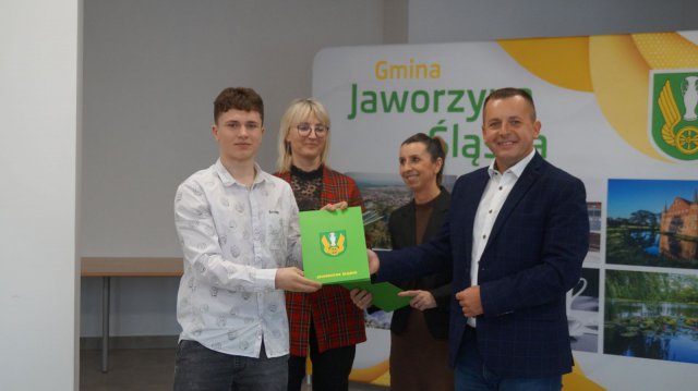 [FOTO] Burmistrz Jaworzyny Śląskiej rozdał stypendia sportowe i artystyczne
