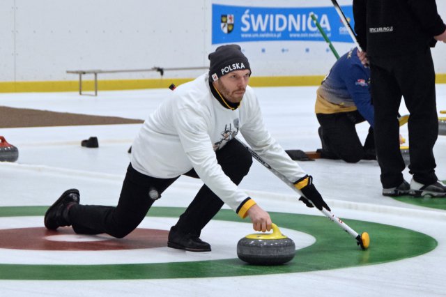 Drugi dzień zmagań w curlingu