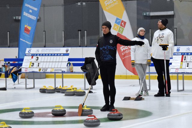 Drugi dzień zmagań w curlingu