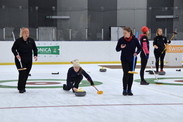 Drugi dzień zmagań w curlingu
