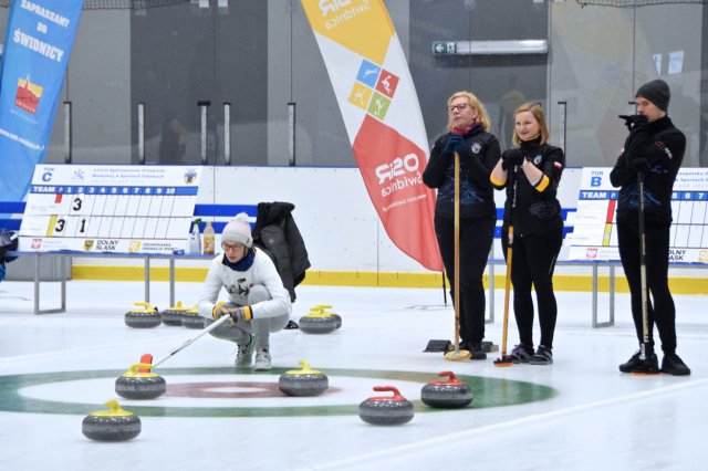 Drugi dzień zmagań w curlingu