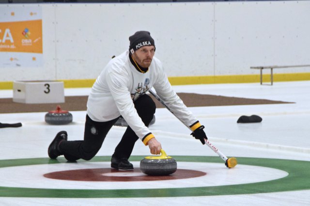 Drugi dzień zmagań w curlingu