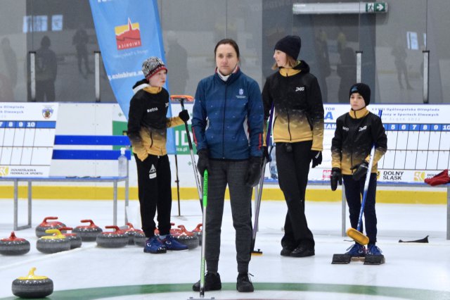 Drugi dzień zmagań w curlingu