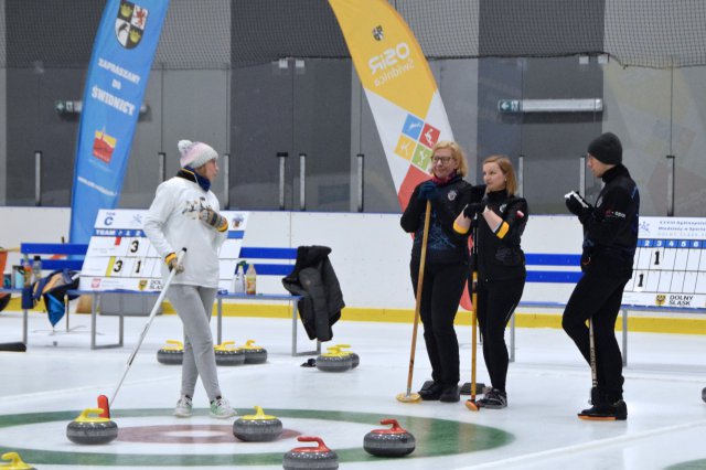 Drugi dzień zmagań w curlingu