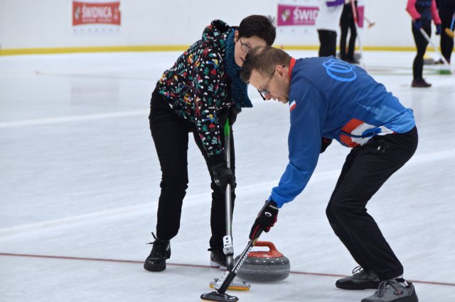 Drugi dzień zmagań w curlingu