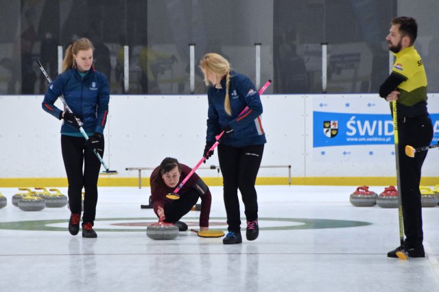 Drugi dzień zmagań w curlingu