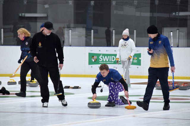 Drugi dzień zmagań w curlingu