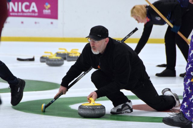 Drugi dzień zmagań w curlingu