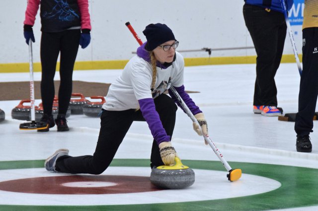 Drugi dzień zmagań w curlingu