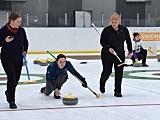 Drugi dzień zmagań w curlingu