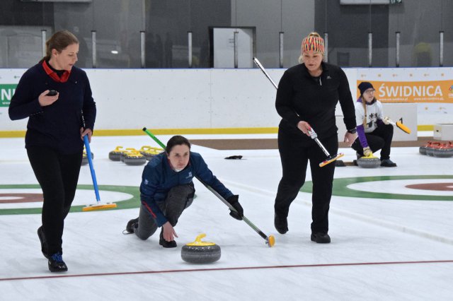 Drugi dzień zmagań w curlingu