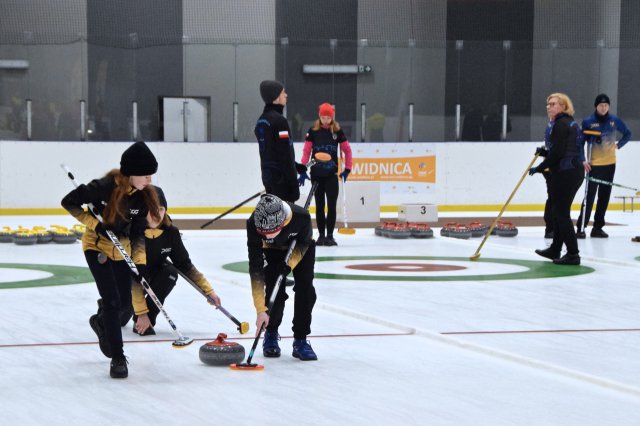 Drugi dzień zmagań w curlingu