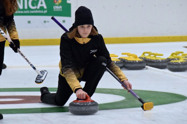 Drugi dzień zmagań w curlingu