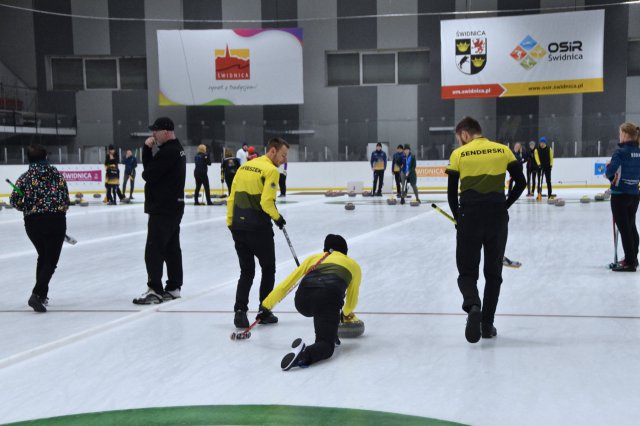 Drugi dzień zmagań w curlingu