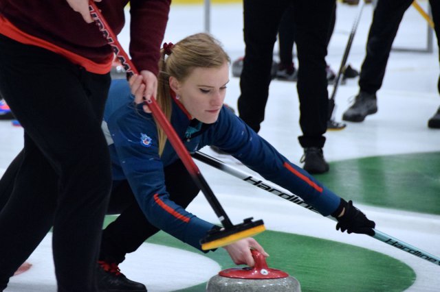 Drugi dzień zmagań w curlingu