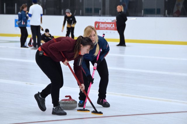 Drugi dzień zmagań w curlingu