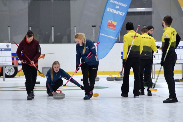 Drugi dzień zmagań w curlingu