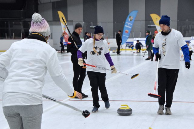 Drugi dzień zmagań w curlingu