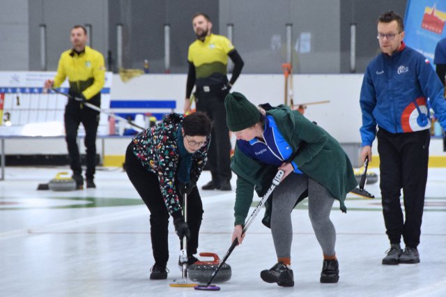 Drugi dzień zmagań w curlingu