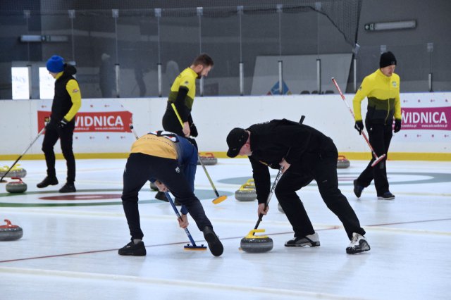 Drugi dzień zmagań w curlingu