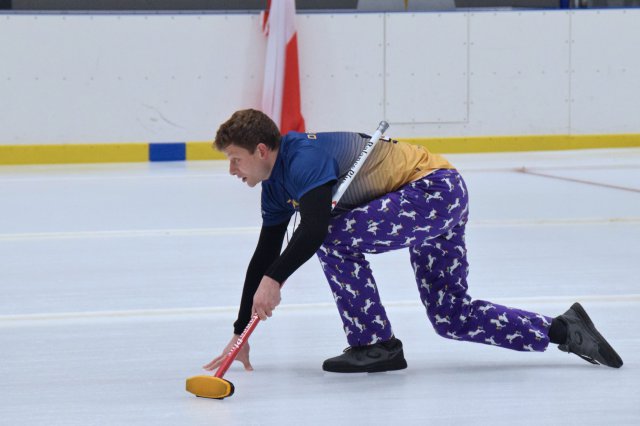 Drugi dzień zmagań w curlingu