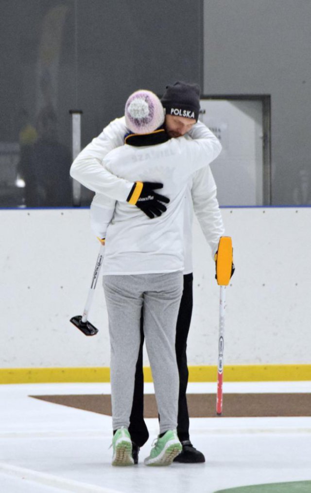 Drugi dzień zmagań w curlingu