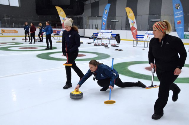 Drugi dzień zmagań w curlingu