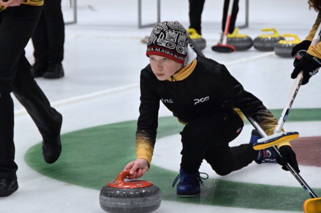 Drugi dzień zmagań w curlingu