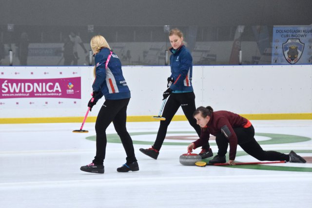 Drugi dzień zmagań w curlingu